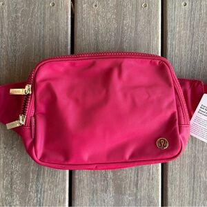 Lululemon Everywhere Belt Bag Large 2L - Berry Rumble